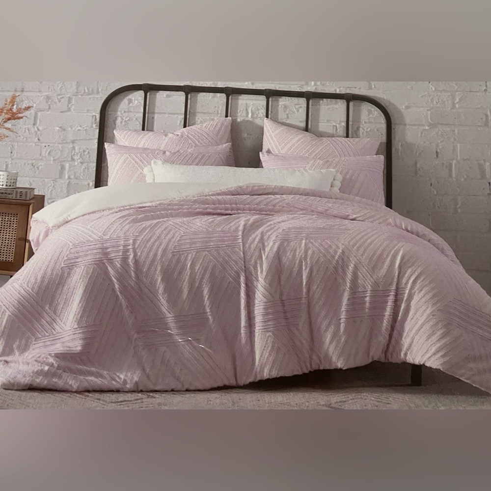 Simply Home
FULL/QUEEN
3 PIECE COMFORTER SET INCLUDES: 1 COMFORTER, 2 SHAMS NWT